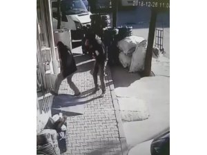 Binanın önünde beklerken kafasına cam parçası düştü
