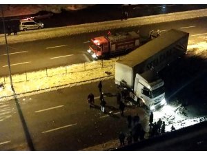Buzlu yolda kontrolden çıkan tır karşı şeride geçti
