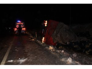 Karaman’da muz yüklü kamyon devrildi: 1 yaralı