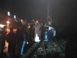 Köpeğe çarpmamak için manevra yapan işçi servisi devrildi: 7 yaralı