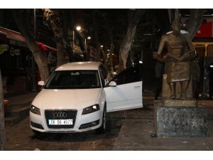 Otomobili merdivende asılı kalan alkollü sürücü: “Oraya park etmiştim”