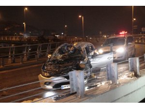 Kağıthane’de otomobil kontrolden çıkıp bariyerlere çarptı: 4 yaralı