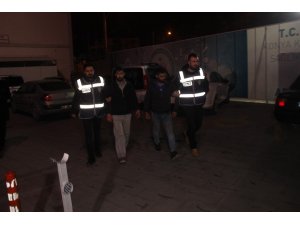 Çaldıkları motosikleti itelerken suçüstü yakalandılar