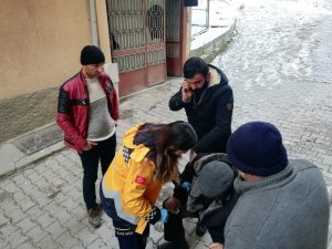 Buzda düşen yaşlı adam hastaneye kaldırıldı