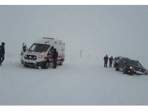 Kar tipi araçları yolda bıraktı, kaza meydana geldi: 4 yaralı
