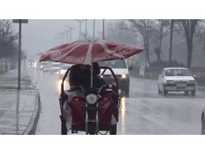 Trafikte dev şemsiye