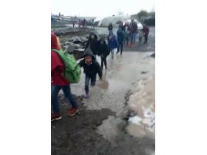 Siverek’te taşan dere suları köprüyü yıktı, öğrenciler ölümden döndü