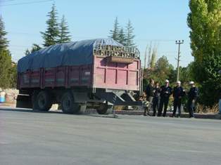 Pancar yüklü römorku yolda unuttu