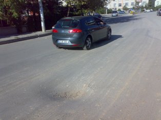 Melikşah Mahallesinde yoldan çıkartan çukurlar