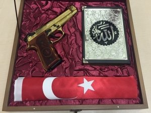 Bahçeli’nin hediyesi Bakan Akar’ın odasında