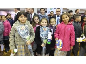 Öğrencilerin spor malzemesi sevinci