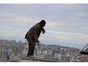 Çocuklarının kendisine verilmesi için yine çatıya çıktı