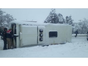 Elazığ’da midibüs devrildi: 16 yaralı