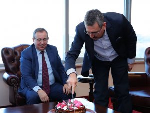 Yeni rektör pastayla uğurlandı