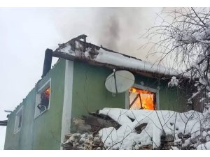 Bacadan çıkan yangın bir evi kül etti