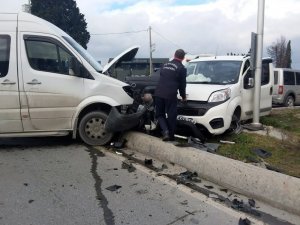 Servis aracı ile ticari araç çarpıştı: 1 yaralı