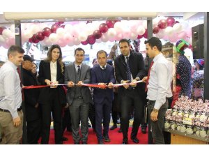 Tuğba Kuruyemiş, Narlıdere’de mağaza açtı