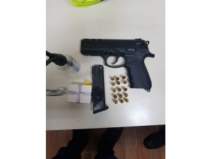 Yol kontrol uygulamasında ruhsatsız tabanca ve uyuşturucu ele geçirildi