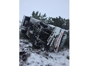 Kar ve buzlanma nedeniyle midibüs yoldan çıkarak devrildi: 7 yaralı