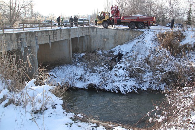 Otomobil kanala düştü: 1 yaralı