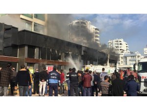 Mersin’de apartmanın altındaki dükkanda çıkan yangın korkuttu