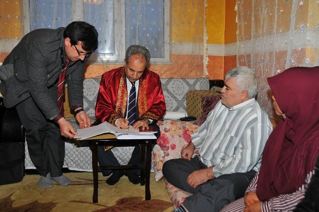 Endonezyalı eşine 19 yıl sonra  resmi nikah kıydı