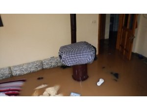 Evlerini kanalizasyon suyu basan vatandaşlar yardım istiyor