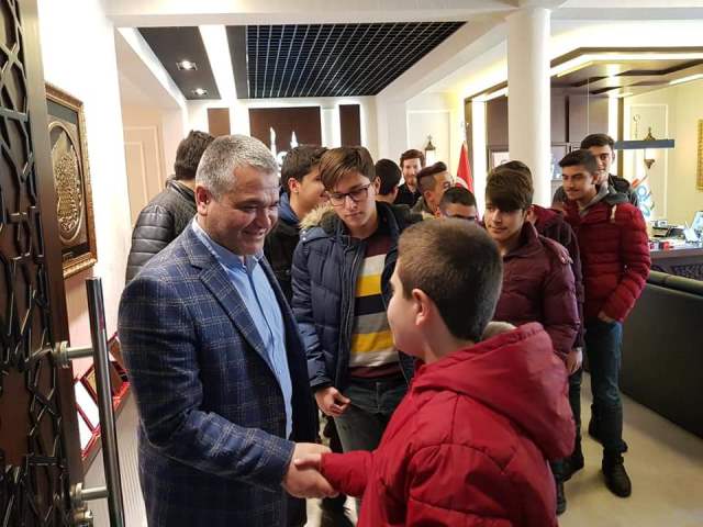 Karahan, sosyal medyadan çay daveti yaptığı gençlerle bir araya geldi