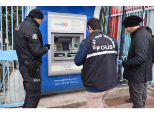 ATM’ye takılan tuzağı vatandaş fark etti