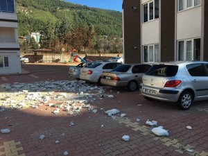 Kahramanmaraş’ta şiddetli rüzgar binanın dış yalıtımını söktü