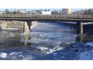 Kars Çayı buz tuttu