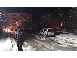 Karda, uyuya kalan çocuk donmak üzereyken bulundu