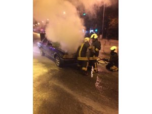 Otomobil seyir halindeyken alev aldı