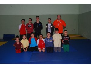 Ata sporuna gönül veren genç güreşçiler