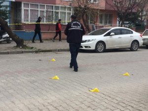 Aracın önünü kesip pompalı tüfekle yaraladı