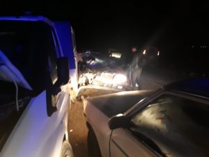 Yol kenarında duran kamyonete otomobil çarptı: 6 yaralı