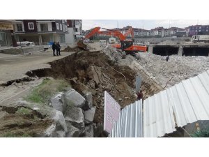 Yıkım sahasındaki istinat duvarı böyle çöktü