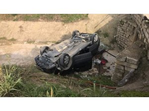 Kontrolden çıkan otomobil dereye uçtu: 3 yaralı