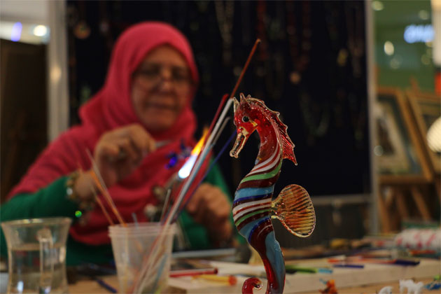 Kırık bardaklar sanata dönüşüyor