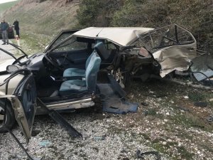 Otomobil ikiye ayrıldı
