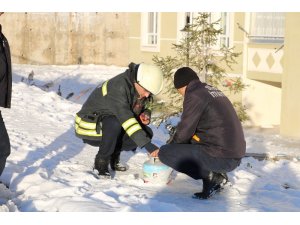 Gaz kaçıran tüpü 9’uncu kattan aşağı attı