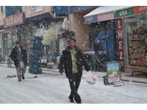 Şuhut’ta akşam saatlerinde kar etkili oldu