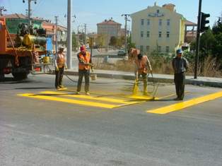 Kulu'da yaya geçidi çizgileri yenileniyor