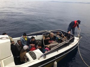 İzmir Çeşme’de 23 düzensiz göçmen yakalandı