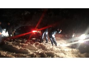 Gezmek için gittikleri dağda yağan kar sebebi ile mahsur kaldılar