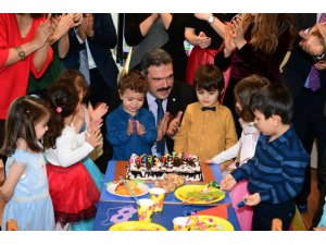 AÜ Rektörü Çomaklı çocuklarla yeni yılı kutladı