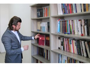 Şeker ve güzel kokuyla kitap sevgisi aşılıyor