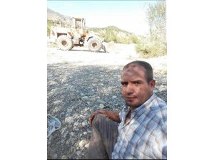 Yol açtığı kepçenin altında kalarak öldü