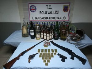 İmalathaneye çevrilen evden 110 şişe sahte içki ele geçirildi