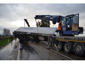 Tır çekici ile çarpıştı, karayolu trafiğe kapandı